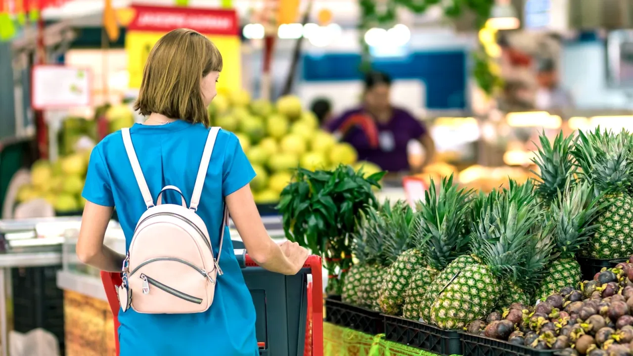 Market rafında ürün etiketleri